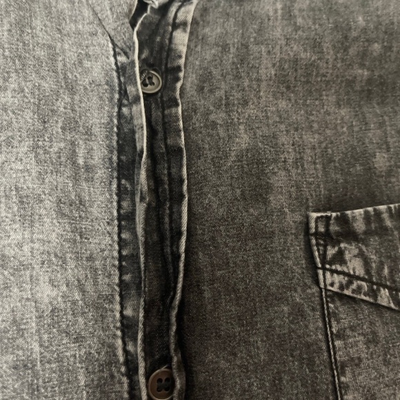 Men’s short sleeve distressed black/gray button down in large - Picture 2 of 6